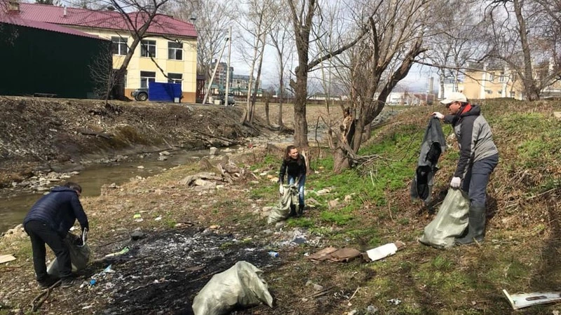 Поликлинику в Южно-Сахалинске подозревают в утилизации шприцов на берегу реки