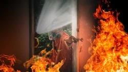 Пострадали люди: в Ногликах полыхал жилой дом