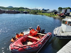 Сахалинские спасатели тренировались вытаскивать людей из воды