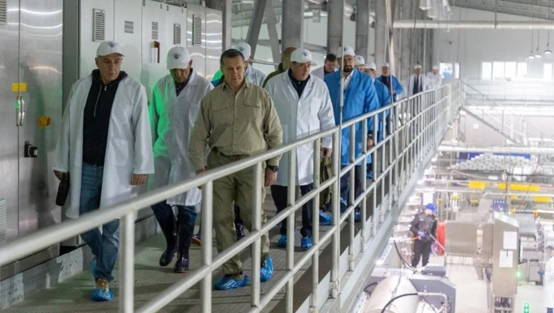 Юрий Трутнев проверил работу рыбоперерабатывающего завода на Итурупе
