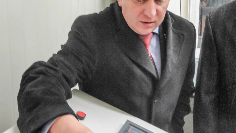 Держат руку на пульте