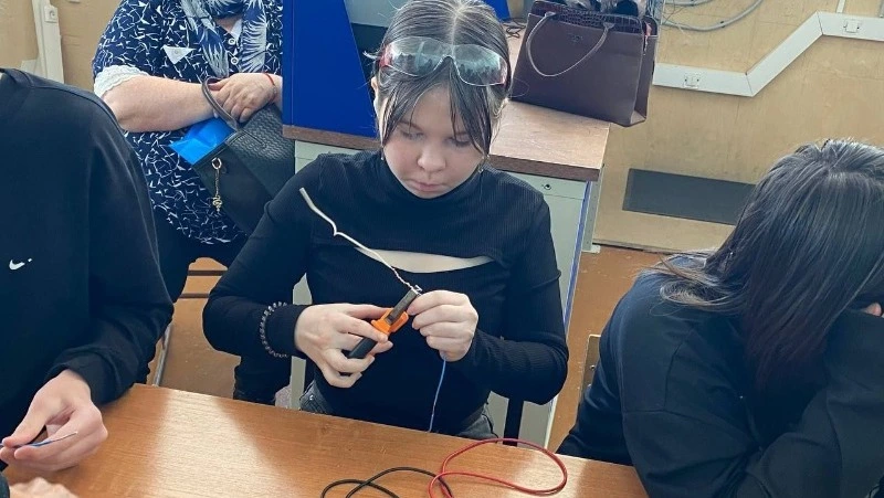 Деловые субботы: мастер-класс по сборке контрольно-измерительных приборов прошел в Поронайске 