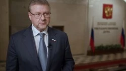 «Сто раз аккуратно отмерить»: депутат Карлов оценил проект о сертификатах вакцинации