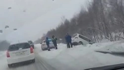 «Дорога, как стекло»: микроавтобус съехал в кювет на юге Сахалина