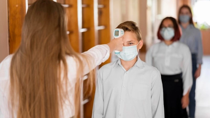 Две школы в Макаровском районе закрыли на карантин