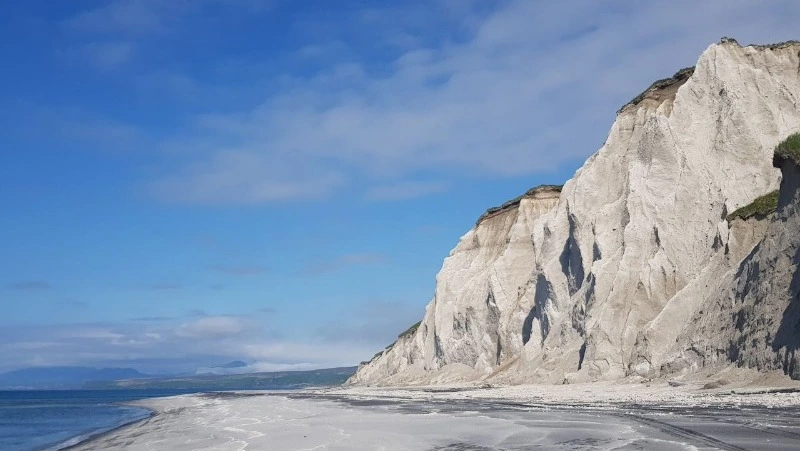 «Как будто на Мальдивах»: Белые скалы на Итурупе восхитили путешественников