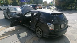 Toyota Corolla Fielder и Nissan Juke жестко столкнулись в центре Южно-Сахалинска