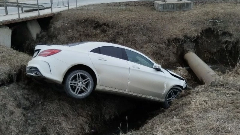 Mercedes CLA улетел в канаву в Корсакове после неудачного поворота