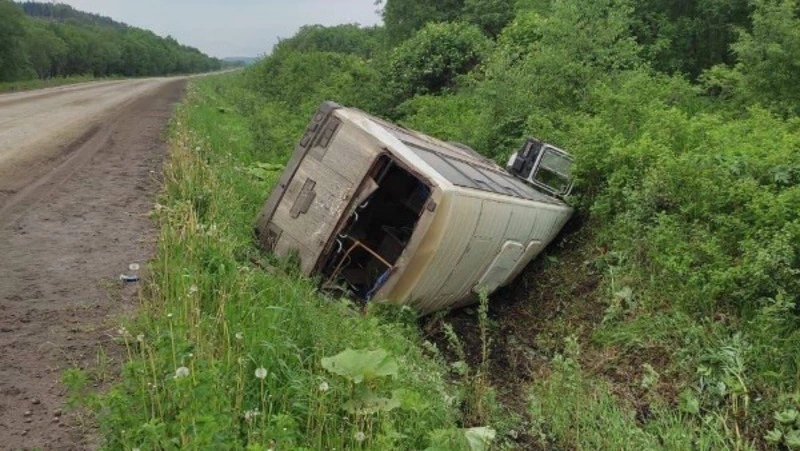 Пьяные подростки угнали автобус и попали в ДТП в Углегорском районе