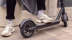Житель Сахалина стал фигурантом уголовного дела за угон электросамоката 