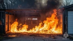 Гараж вспыхнул ранним утром в Аниве