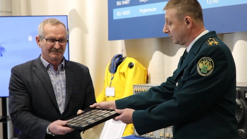 Сотрудники таможни передали старинные серебряные доллары в музей на Сахалине