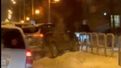 Черный внедорожник столкнулся с Land Rover и влетел в ограждение в Луговом