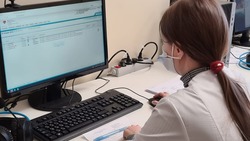 Сахалинцев запишут на видеоприем у врача через «восьмерку»