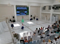 Танцуют все: пенсионеры Сахалина в бальных нарядах вышли на танго и вальс