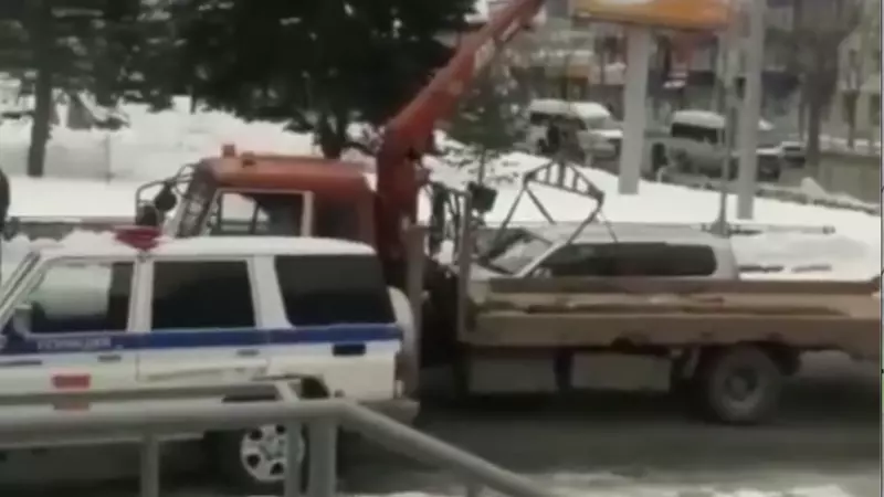 В столице Сахалина эвакуируют авто прямо у торгового центра