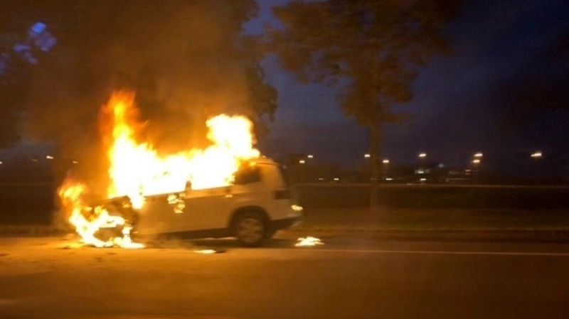 В Холмске ночью подожгли чужой автомобиль