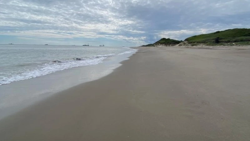 «И все же сдвинулись»: очевидец сделал фото новой береговой линии на севере Сахалина