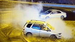 В Южно-Сахалинске на высокой скорости водитель разбил машину на мокрой дороге