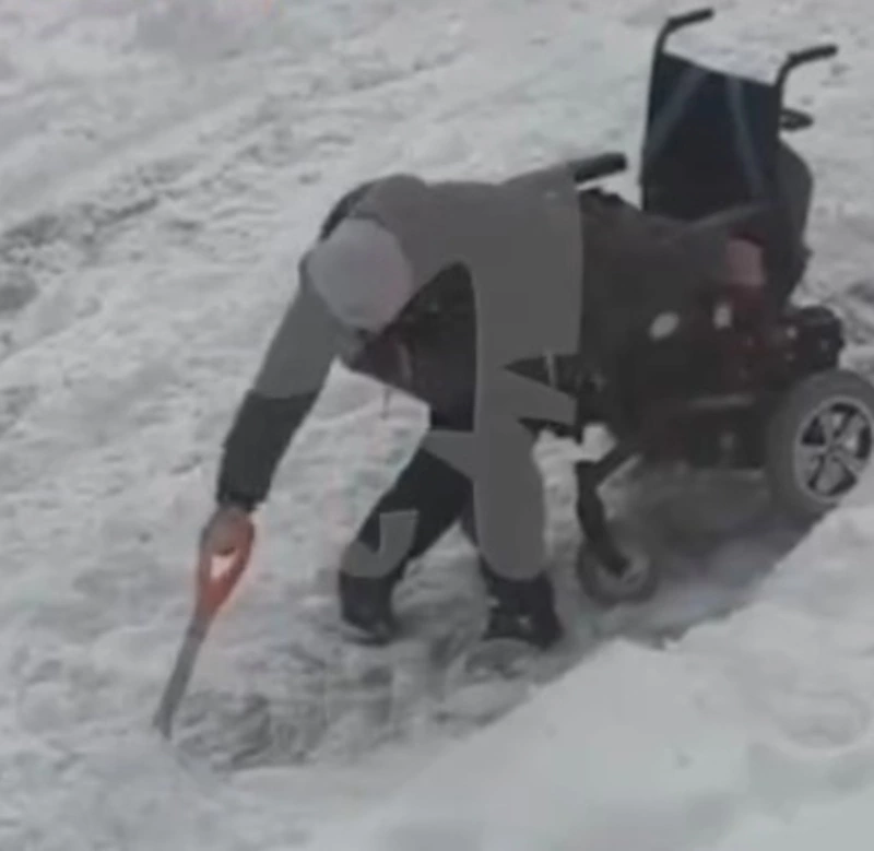 В Хабаровске инвалид-колясочник взялся за лопату и расчистил тротуар, не дожидаясь коммунальщиков