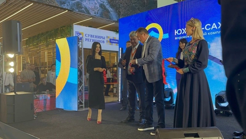 Губернатор перерезал ленту в честь торжественного открытия аэровокзала на Сахалине