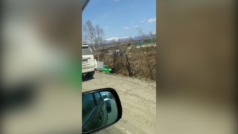 В Холмском районе грузовик упал в кювет. На место аварии выехала скорая помощь