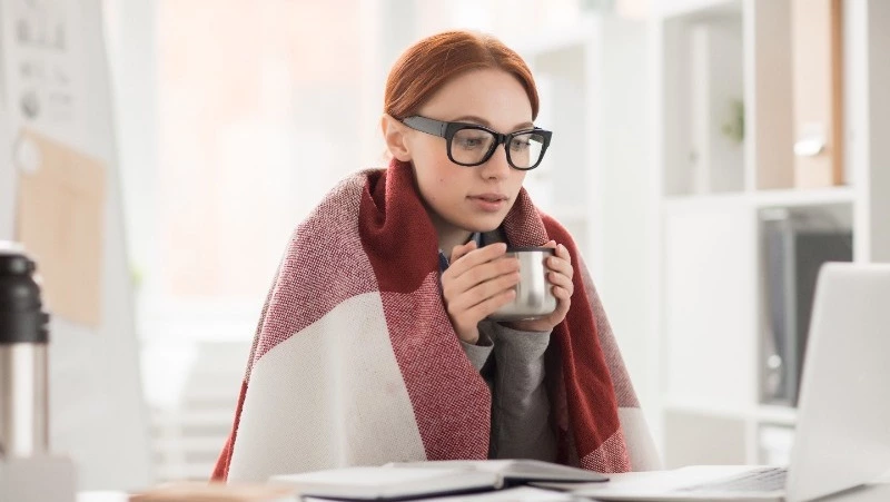 Домой без справки: простуженных сотрудников предлагают отправлять домой 