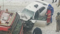 Водитель Toyota Corolla Axio въехал в грузовик в Южно-Сахалинске, есть пострадавшие