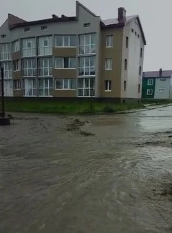 Вторая река вышла из берегов в Северо-Курильском районе — очевидцы