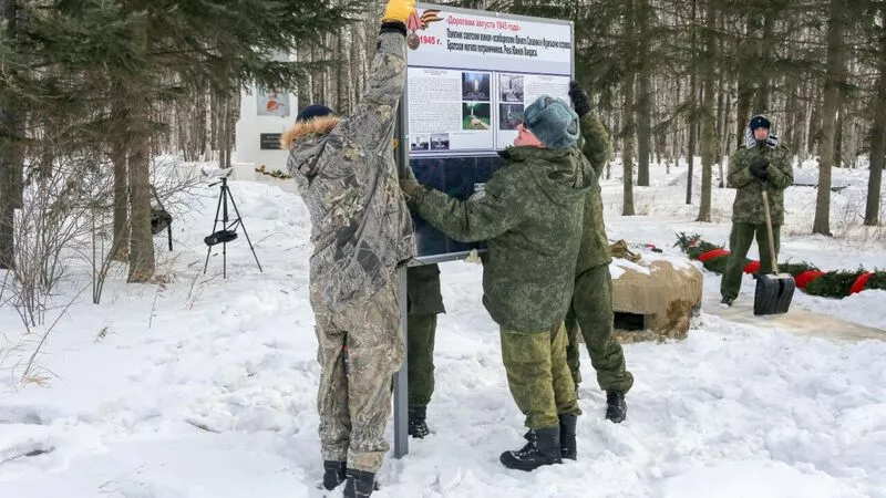 Пограничники и поисковики восстановили разрушенный вандалами мемориал в Смирных