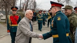 В Южно-Сахалинске чествуют ветеранов персональными парадами в преддверии 9 Мая