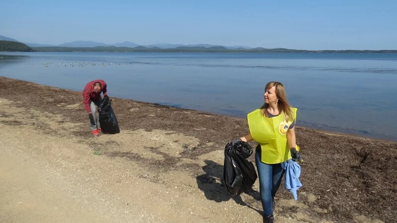 Работники «РН-Сахалинморнефтегаз» навели порядок на озере Изменчивом