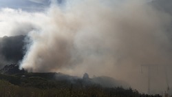 Жители Холмска 4 дня задыхаются от дыма с горящей свалки
