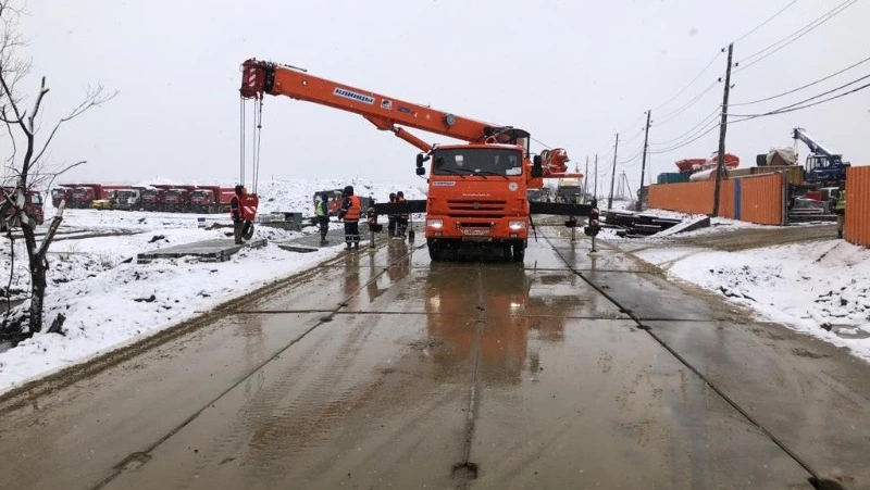 Специалисты зафиксировали вынос грязи на взлетно-посадочной полосе в Южно-Сахалинске