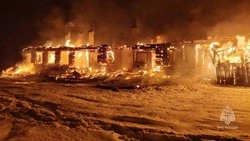 Большой расселенный дом горел в Александровск-Сахалинском районе