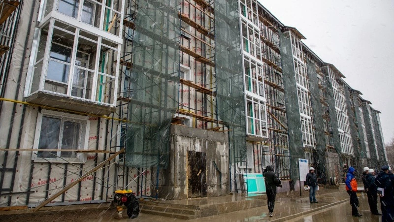 Лимаренко поручил УК за неделю отремонтировать протекающую крышу в Охе