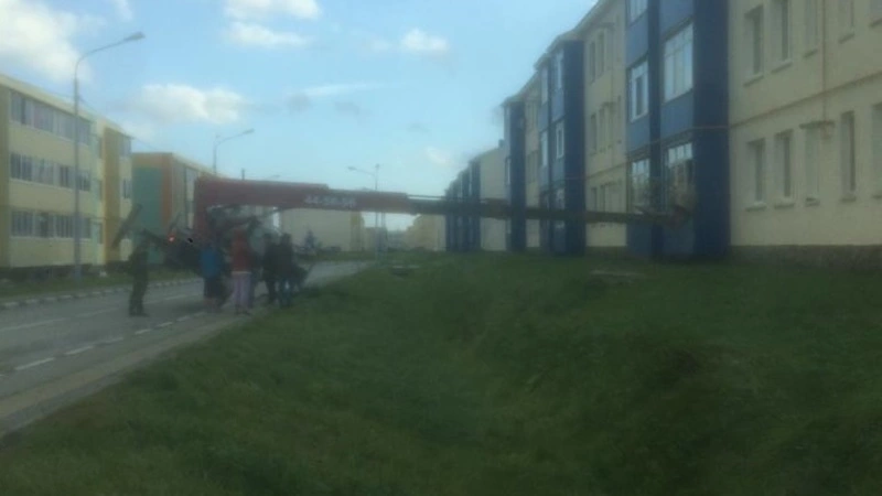 В пригороде Южно-Сахалинска автовышка завалилась и повредила балкон