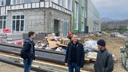 Мэр Дмитрий Любчинов проинспектировал строительные объекты в селе Чехов