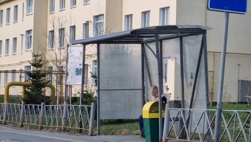 Разгромленные вандалами остановки 27 апреля до сих пор не починили в Новом Дальнем   