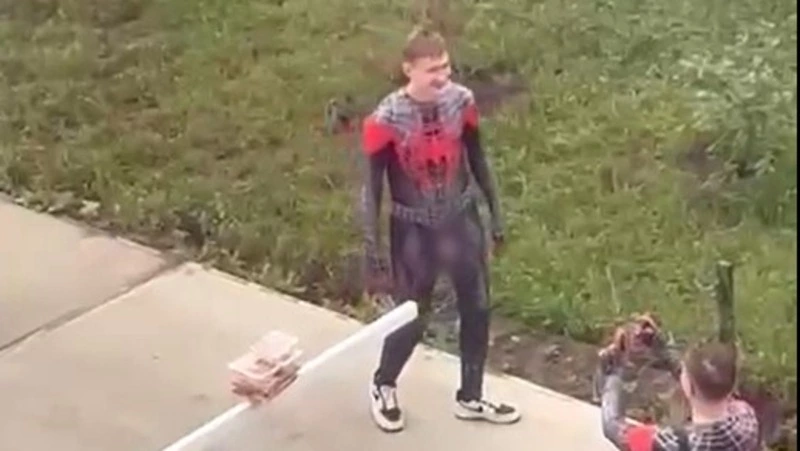 Показывают гениталии: жителей Южно-Сахалинска донимают молодые мужчины в костюмах Человека-паука