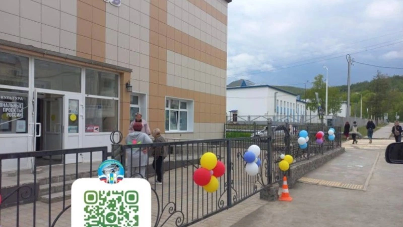 Несовершеннолетняя девушка без прав на скутере врезалась в забор в Долинском районе 