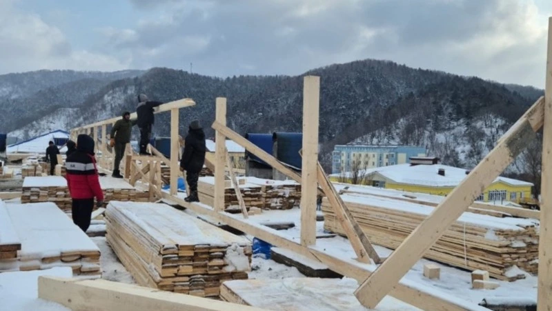 В Невельске чинят горевший дом