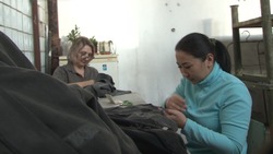Жены и матери военнослужащих с Сахалина подлатали одежду бойцов в зоне СВО 
