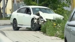 Седан и хэтчбек не поделили дорогу в южно-сахалинском «Шанхае»