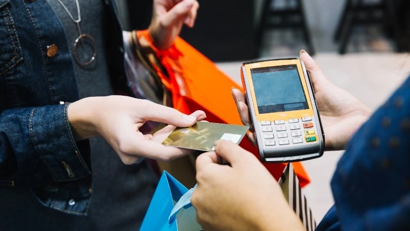 Такая комиссия: жительница Сахалина, рассчитываясь картой знакомого, прихватила пару товаров себе