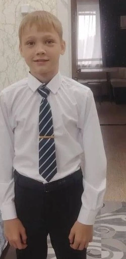 В Южно-Сахалинске разыскивают подростка в черной куртке с красным капюшоном