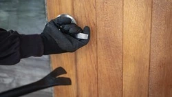 Мужчина украл из дома технику и алкоголь на 64 700 рублей в Углегорске