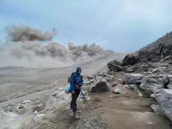 Дым и пепел не напугали жительницу Сахалина на пути к вулкану Эбеко