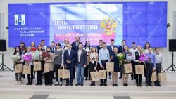 В День Конституции сахалинским школьникам вручили паспорта