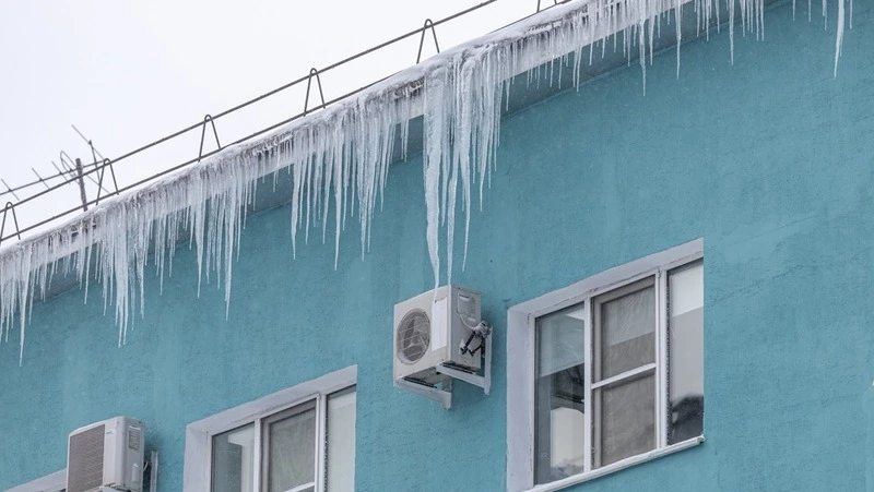 Балкон как новый: прокуратура заставила УК работать в Холмске